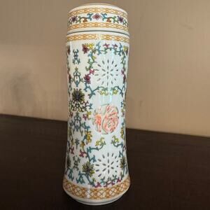 Elegant Porcelain Chinoise Vase